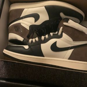 Air jordan 1 Mochas Size 10 and 9.5 also 11 from stockx will give $100 off.